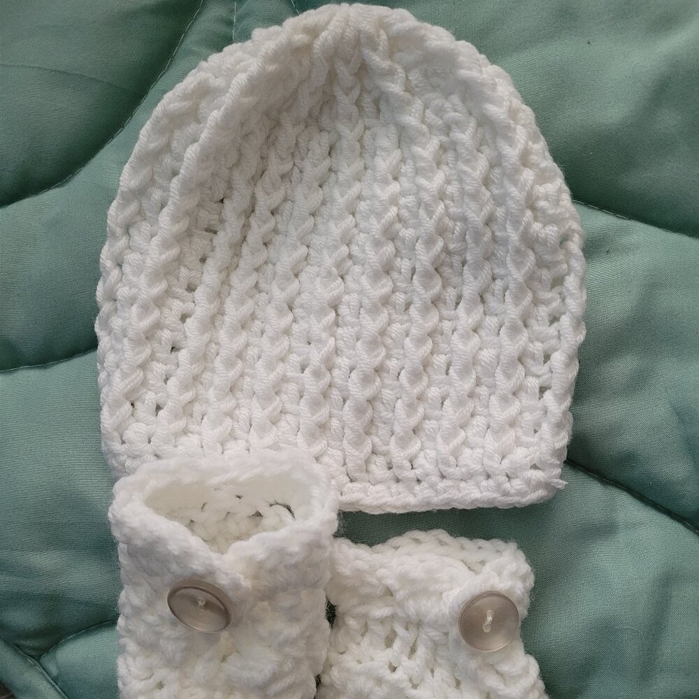 NWOT 🕊🤍 3-Piece Crochet Matching Set For Baby Hat And Booties In White 0-6 Mos